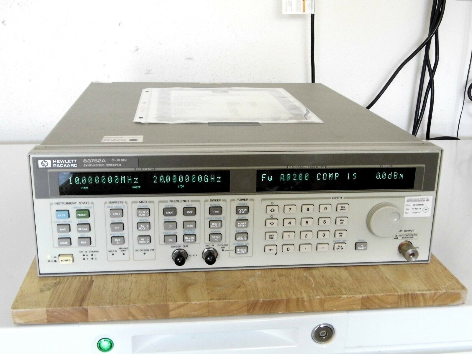 AT HP 83752A .01-20GHz Synthesized Signal Sweeper w/opt. 1E1 & cal. w/data AT HP 83752A .01-20GHz Synthesized Signal Sweeper w/opt. 1E1 & cal. w/data
